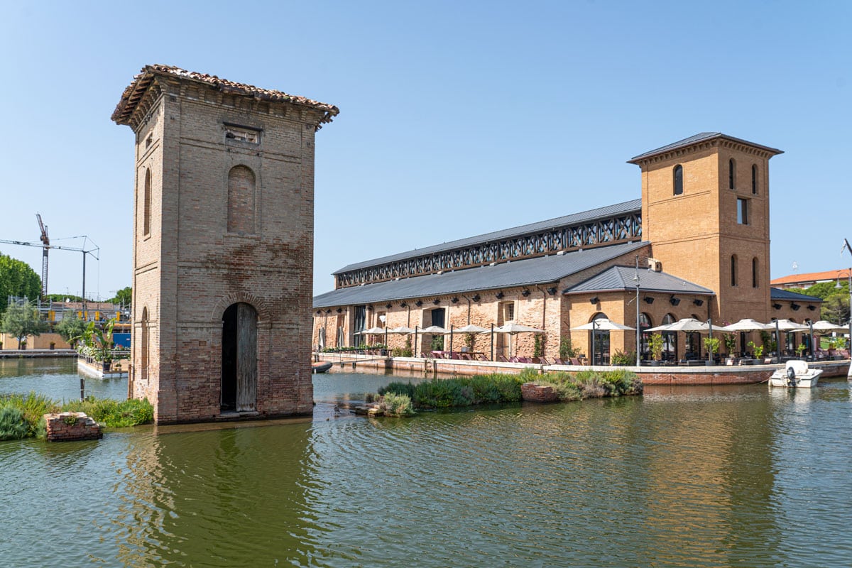 Various renovated buildings in Cervia have salt connections