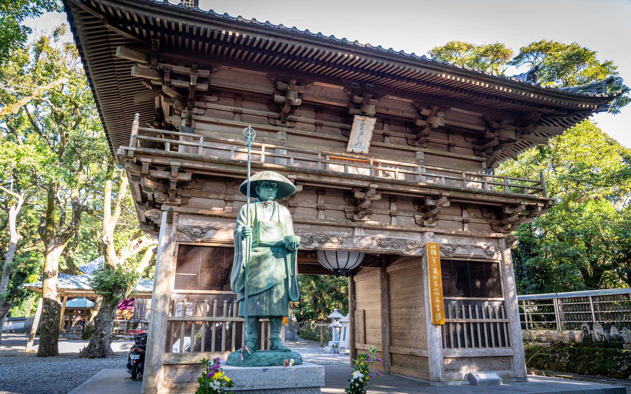 Hotsumisakiji Temple entrance with wooden doors and statues