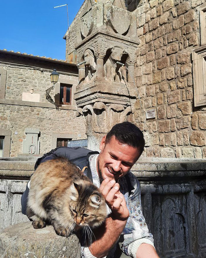 Meeting a local cat in Vitorchiano, one of Italy's small villages