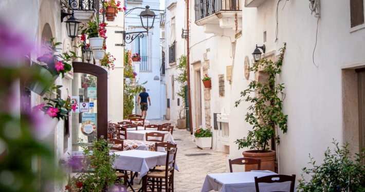 An outside restaurant in the white streets of Locorotondo Puglia